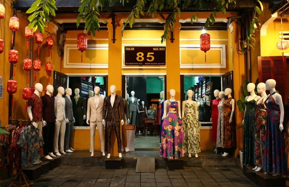 Khách mặc áo dài may đo